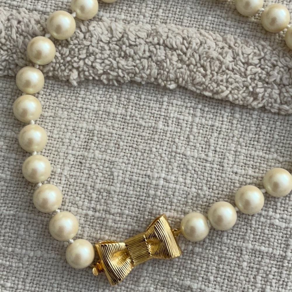 kate spade new york - all wrapped up in pearls short necklace - Picture 7 of 9